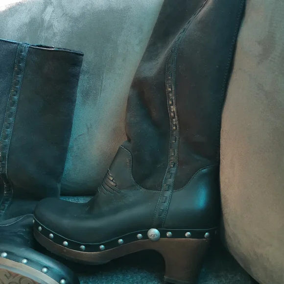 Uggs - Picture 6 of 7